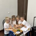 Na zdjęciu przedszkolaki z Moch przy swoim stanowisku wykonują jedną z konkurencji.