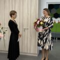 Na zdjęciu widoczna jest jedna z pracownic GOPS-u, która wręcza flowerboxa dyrektor Barbarze Ścigale.