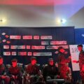 Na zdjęciu uczniowie przebrani za żołnierzy odgrywający scenkę. W tle napis umieszczony na kotarze na scenie: "Naród, który nie szanuje swej przeszłości nie zasługuje na szacunek teraźniejszości i nie ma prawa do przyszłości".