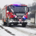 Na zdjęciu nowy samochód strażacki ozdobiony wstęgami i balonami.