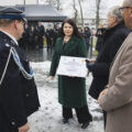 Na zdjęciu przewodnicząca rady Monika Maćkowiak, która trzyma akt przekazania. Na fotografii także pan Wiesław Szczepański, wójt Janusz Frąckowiak oraz dh Robert Pawłowski.