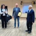 Na zdjęciu wójt Janusz Frąckowiak, przewodnicząca rady gminy Monika Maćkowiak, dh Józef Pauch i prezes OSP Górsko Krzysztof Zając, który trzyma w ręce akt przekazania samochodu w postaci grawertonu.