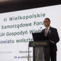 Na zdjęciu wójt Janusz Frąckowiak podczas przemowy na scenie.
