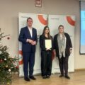 Na fotografii Patrycja Kruk, która pozuje z dyplomem. Koło niej stoją dr. Igor Bykowski, wielkopolski kurator oświaty i wicekurator Izabela Liebert-Jędroszkowiak.