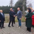 Na zdjęciu m.in. wójt Janusz Frąckowiak, przewodnicząca rady gminy Monika Maćkowiak, dh Józef Pauch i prezes OSP Górsko Krzysztof Zając. Wójt składa prezesowi gratulacje.