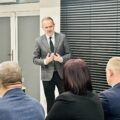 Na zdjęciu widoczny europoseł, który przemawia do osób przybyłych na spotkanie.