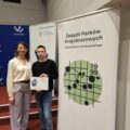 Na zdjęciu uczeń z Kluczewa wraz z nauczycielką. Uczeń pozuje z dyplomem.