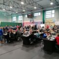 Zdjęcie przedstawia salę, w której odbywa się turniej szachowy. Na zdjęciu widoczni uczniowie podczas rozgrywek.