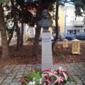 Na zdjęciu widoczny pomnik Roberta Kocha, pod którym znajdują się wiązanki.