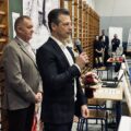 Na zdjęciu widoczny zastępca wójta Waldemar Kalitka, który przemawia przed rozpoczęciem zawodów.
