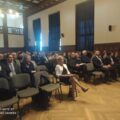 Na zdjęciu widoczne osoby siedzące na sali.