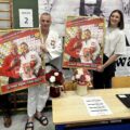 Na zdjęciu znajdują się trener Damian Lisiewicz oraz Katarzyna Sobierajska. Pozują, trzymając oprawione w ramki fotografie, na których uwieczniono ich po zakończeniu zawodów. Zdjęcia upamiętniają start w turnieju Grand Slam Tokio 2025.