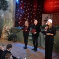 Na fotografii widoczna dyrektor szkoły w Kaszczorze Dagmara Nowak podczas przemowy. Koło niej stoi wicedyrektor szkoły.