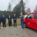 Na zdjęciu widać osoby obecne na odbiorze, które rozmawiają. Wśród nich m.in. wójt Janusz Frąckowiak, przewodnicząca rady gminy Monika Maćkowiak, dh Józef Pauch i prezes OSP Górsko Krzysztof Zając.