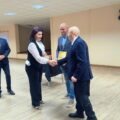 Na zdjęciu przewodnicząca rady gminy, która składa gratulacje dh Józefowi Pauch. Na fotografii widoczni także: wójt gminy oraz prezes OSP Górsko, który trzyma akt przekazania.
