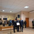 Na fotografii wójt, radna gminy oraz prezes jednostki OSP Poświętno Ryszard Franek, który pozuje z czekiem.