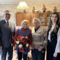 Na fotografii państwo Zboralscy wraz z wójtem i pracownikiem USC. Pani Zboralska pozuje z bukietem kwiatów.