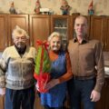 Wspólne zdjęcie, na którym znajdują się państwo Zboralscy oraz sołtys Moch. Jubilatka pozuje z choinką w doniczce.