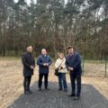 Na zdjęciu widoczni: Członek Zarządu Województwa Wielkopolskiego Jacek Bogusławski, Wójt Gminy Przemęt Janusz Frąckowiak, sołtys Solca Arkadiusz Kaczmarek oraz radna gminy Justyna Klecha podczas rozmowy o inwestycji.