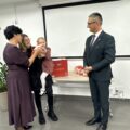 Na zdjęciu widoczny wójt, dyrektorka żłobka oraz kobieta z córką.