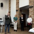 Na fotografii widoczny dyrektor szkoły, który przemawia przez mikrofon. W tle wicedyrektor szkoły ponadpodstawowej, radna gminy oraz przewodnicząca rady rodziców.