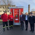 Na zdjęciu: wójt gminy Przemęt Janusz Frąckowiak, prezes Zarządu Oddziału Gminnego ZOSP RP w Przemęcie Józef Pauch, sołtys Solca Arkadiusz Kaczmarek, prezes jednostki Ireneusz Spławski oraz zastępca kierownika wydziału spraw obywatelskich Irena Mikołajczak. Wszyscy pozują na tle nowej przyczepki.