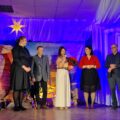 Na fotografii widoczna dyrektorka szkoły, która przemawia trzymając w rękach kwiaty. Na fotografii także kierownik wydziału Oświaty i Sportu UG w Przemęcie, przewodnicząca rady gminy i radny rady gminy.