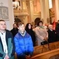 Na zdjęciu widoczne osoby obecne w kościele na mszy.