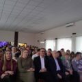 Na fotografii widoczne osoby siedzące na widowni. Wśród nich m.in. wójt Janusz Frąckowiak oraz kierownik wydziału Oświaty i Sportu Marta Sobierajska.