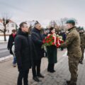 Na fotografii widoczna delegacja z gminy Przemęt podczas składania wiązanki.