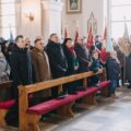 Na zdjęciu widoczne osoby podczas mszy świętej. Wśród nich wójt gminy Przemęt, przewodnicząca rady gminy Przemęt i zastępca wójta.
