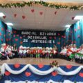 Na zdjęciu dzieci, które występują na scenie.