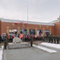 Na zdjęciu widoczne są osoby zebrane na uroczystości koło urzędu gminy.