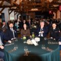Na fotografii widoczni zaproszeni goście. Wśród nich m.in. starosta wolsztyński, burmistrz Wolsztyna, wójt Siedlca, komendant PSP w Wolsztynie oraz komendant policji, a także pani Patrycja Pabich - kierownik Wydziału Promocji i Turystyki. Wszyscy siedzą przy okrągłym stole.
