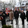 Na fotografii widoczna delegacja z Przemętu: wójt Janusz Frąckowiak, radna gminy Przemęt Joanna Koziołek, kierownik Wydziału Promocji i Turystyki Patrycja Pabich oraz pan Antoni Fornalski. Zdjęcie wykonano podczas składania wiązanki przez delegacje.