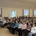 Na zdjęciu widoczne dzieci, które siedzą na widowni.