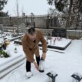 Na zdjęciu wójt składa znicz na grobie osoby zasłużonej dla gminy.