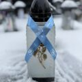 Na zdjęciu widoczny jest znicz z błękitną wstążką, na której widnieje logo 50-lecia gminy Przemęt.
