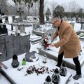 Na zdjęciu wójt składa znicz na grobie osoby zasłużonej dla gminy.