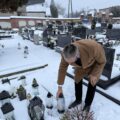 Na zdjęciu wójt składa znicz na grobie osoby zasłużonej dla gminy.