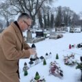 Na zdjęciu wójt składa znicz na grobie osoby zasłużonej dla gminy.