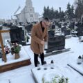 Na zdjęciu wójt składa znicz na grobie osoby zasłużonej dla gminy.