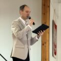 Na zdjęciu widoczny jest nauczyciel ze szkoły w Kluczewie, który prowadzi wydarzenie- przegląd kolęd.