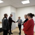 Na fotografii sołtys wręcza wójtowi statuetkę w ramach podziękowania za salkę.