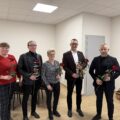 Na zdjęciu widoczni są wszyscy obecni na odbiorze sali, którzy pozują z czerwonymi różami.