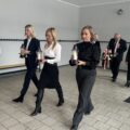 Na fotografii widoczna delegacja złożona z Rady Rodziców, która składa znicze pod Ścianą Patrona.