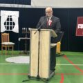 Na fotografii dyrektor szkoły podczas przemowy.