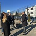 Na zdjęciu osoby obecne na odbiorze rozmawiają o inwestycji.