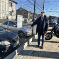 Na zdjęciu widoczny wójt, który ogląda nowe ogrodzenie.