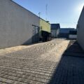 Na zdjęciu widoczna jest wykostkowana droga